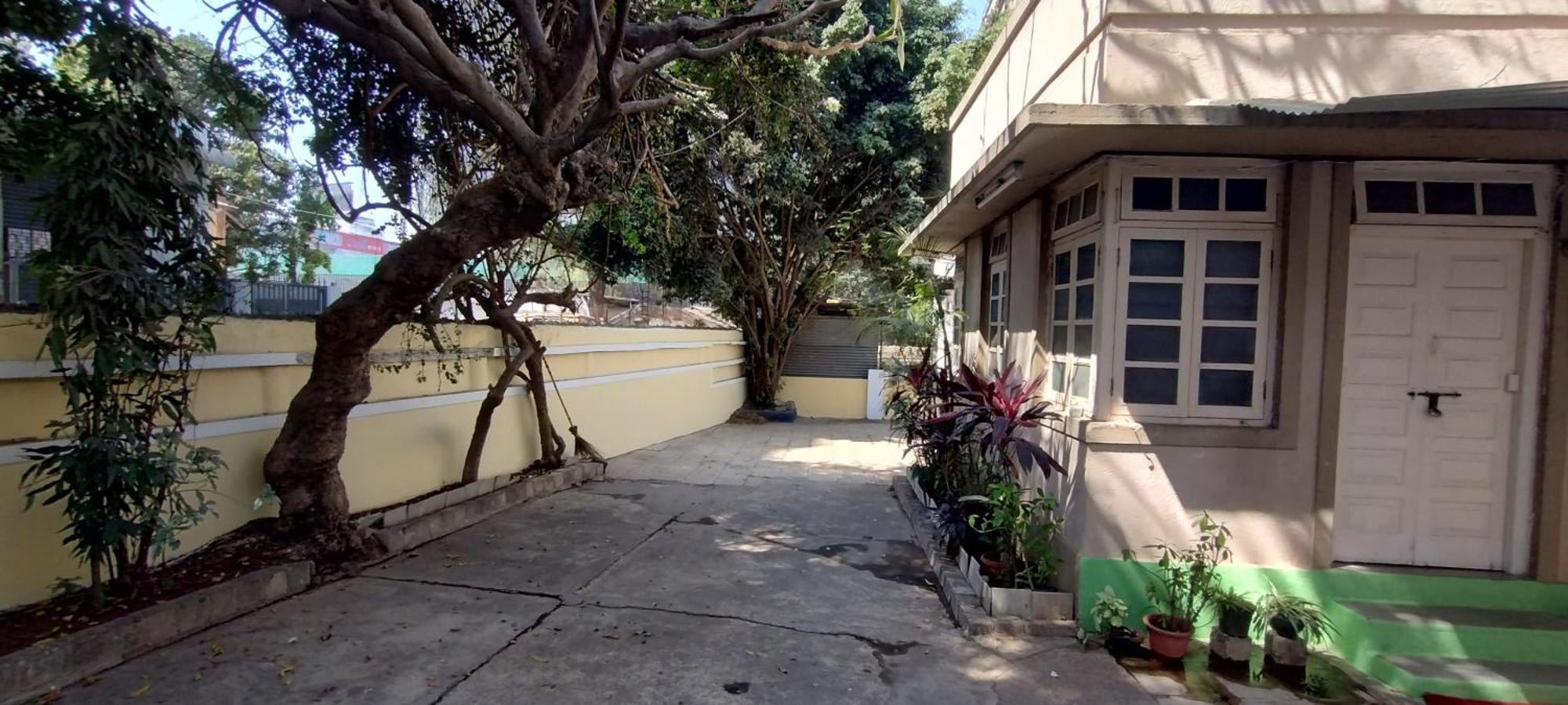 Madhav Bhavan Guest House Pune Exteriör bild